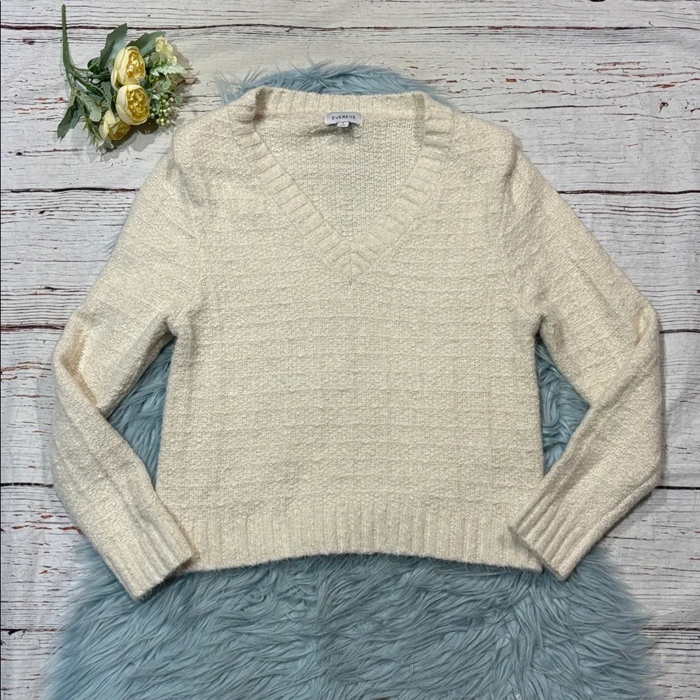Evereve Ashlyn Strong Shoulder V-Neck Sweater in Cream Metallic